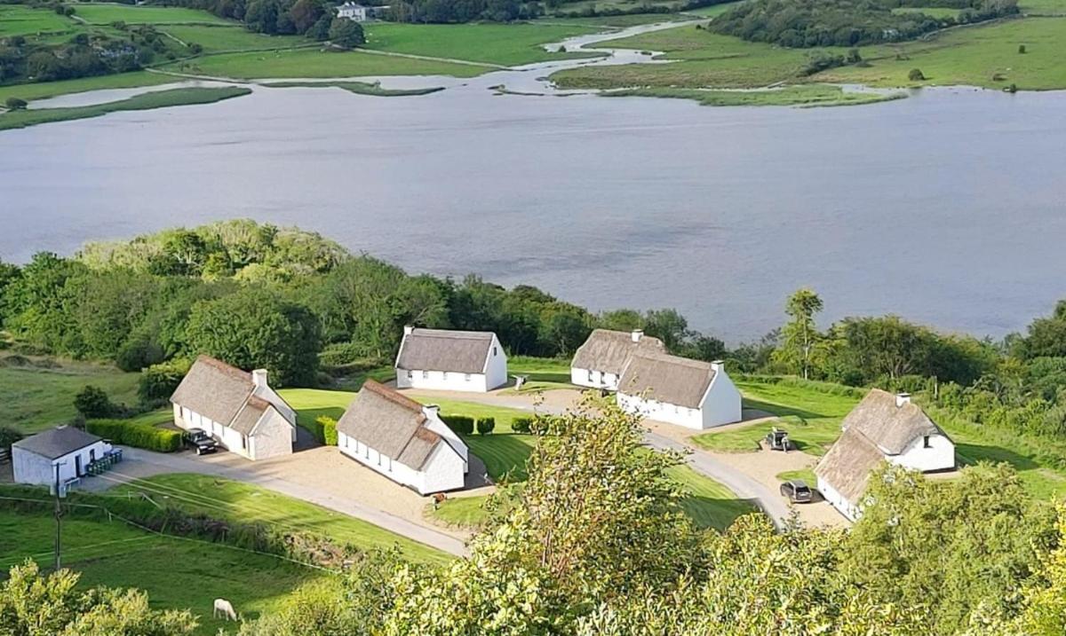 Corofin Lake Cottages Bagian luar foto